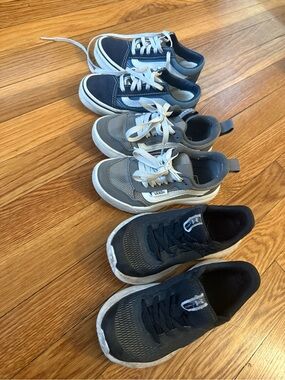 Kids sneakers size 21
